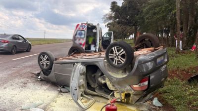Chevrolet Agile capota na BR-163 em Cascavel e deixa duas pessoas feridas