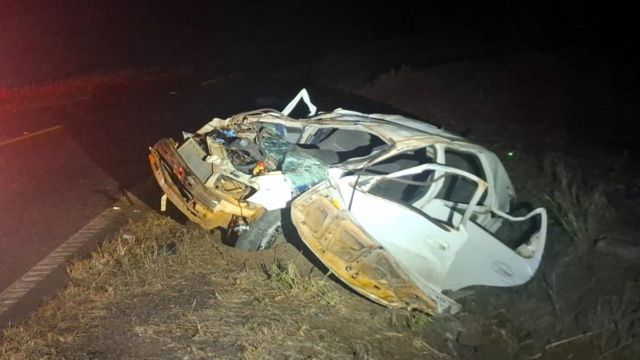 Celta sai da pista e capota na PR-471, em Catanduvas