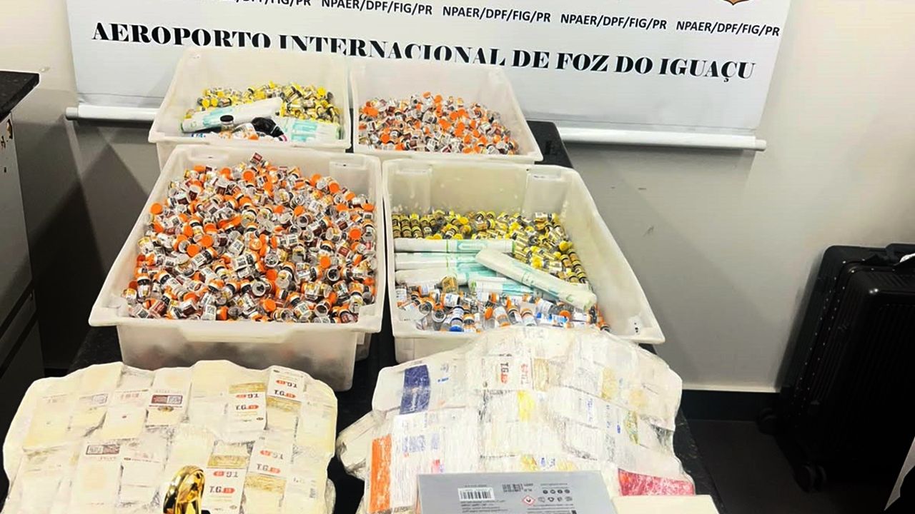 PF prende dois passageiros com cerca de 1.900 ampolas de tirzepatida e anabolizantes em Foz do Iguaçu
