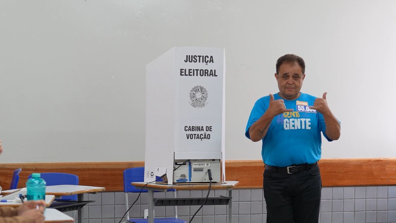 Eleições 2026:  Batatinha vota em Cascavel e acompanha eleições ao lado da família