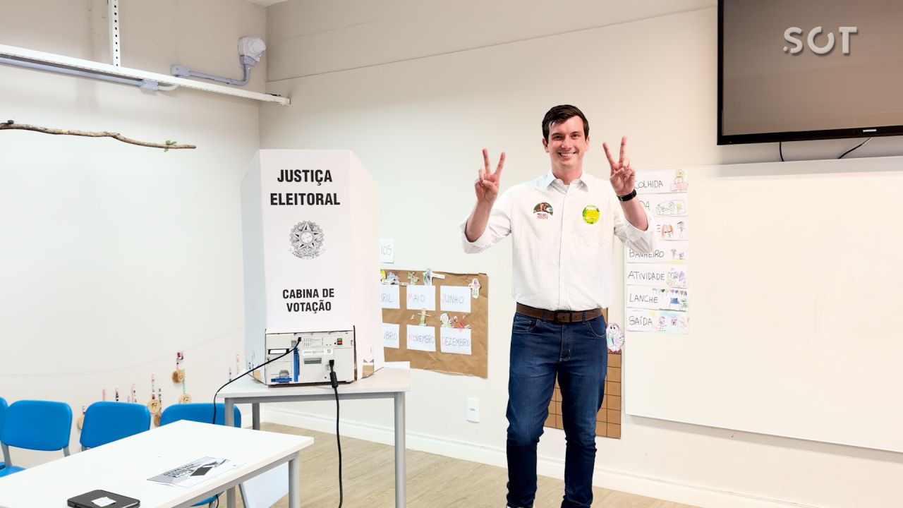 Eleições 2026: Mecabô chega acompanhado de apoiadores e vota no Colégio Marista, na região central de Cascavel