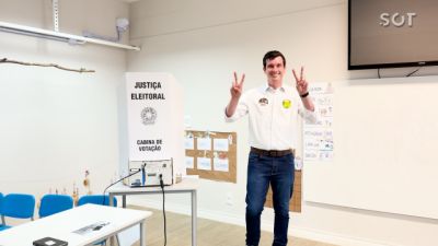 Henrique Mecabô chega acompanhado de apoiadores e vota no Colégio Marista, na região central de Cascavel