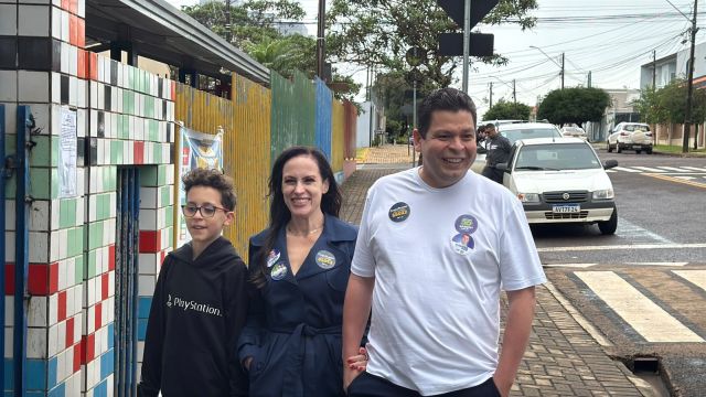 Eleições 2026: Gugu Bueno vota em Cascavel ao lado da família e destaca importância do voto