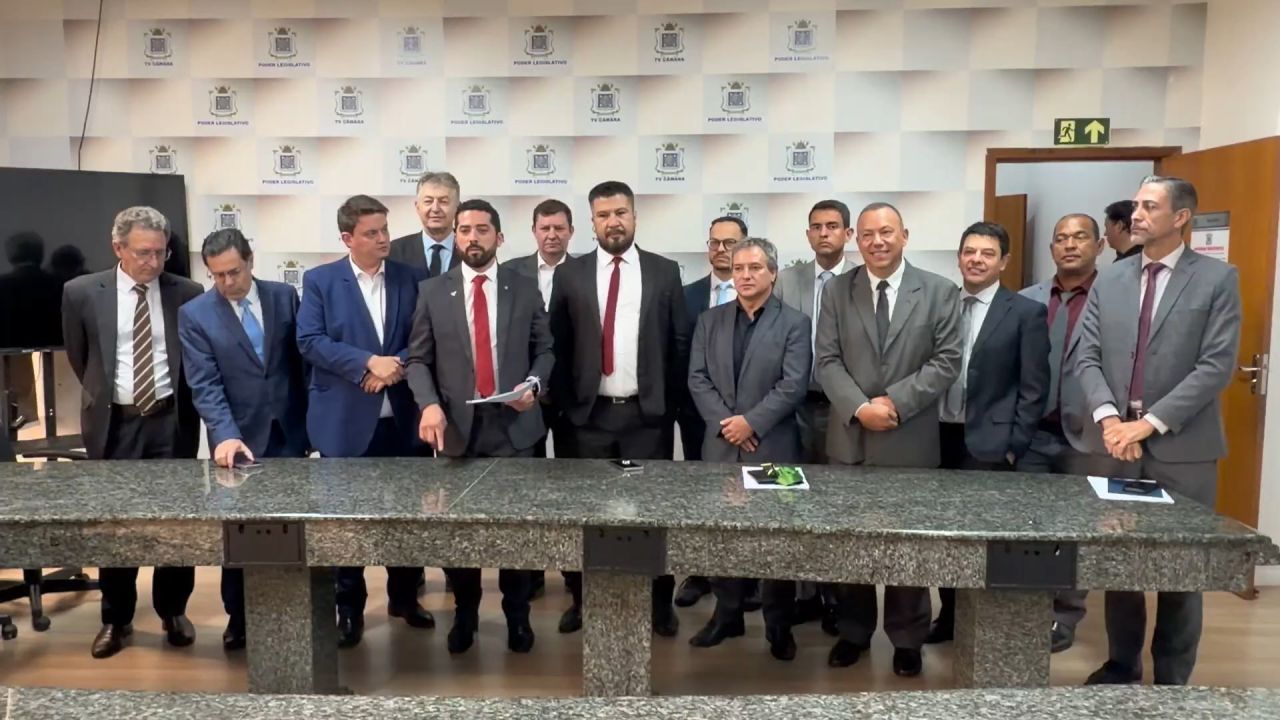 Tiago Almeida protocola chapa de reeleição à Mesa Diretiva da Câmara de Cascavel com apoio da maioria absoluta dos vereadores