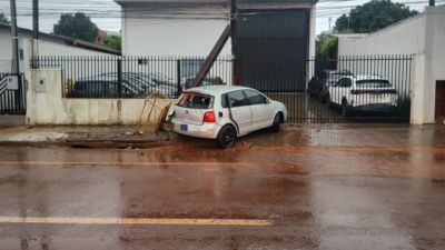 Condutora fica ferida após carro colidir contra poste, muro e lixeira em Cascavel