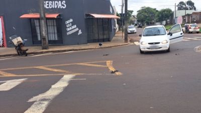 Batida entre carro e moto é registrada em rotatória no bairro Brasília, em Cascavel