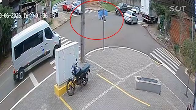 Colisão entre BYD Dolphin Mini e motocicleta deixa jovem ferido no bairro Brasília, em Cascavel