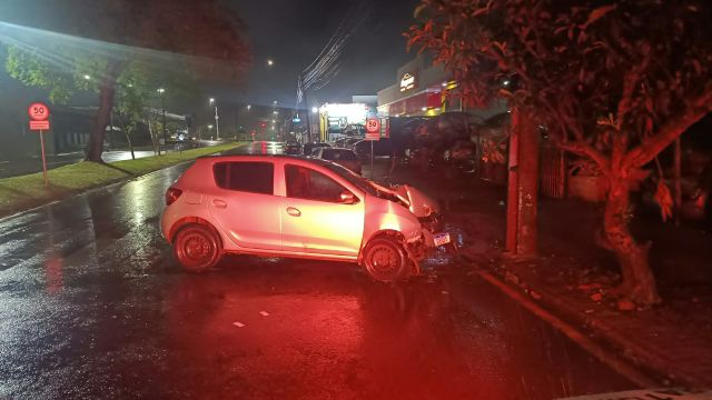 Motorista fica ferido após Renault Sandero bater contra árvore e poste em Cascavel