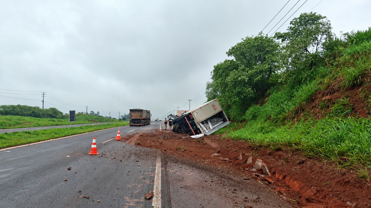 Carreta baú tomba às margens da BR-376 em Nova Esperança