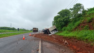 Carreta baú tomba às margens da BR-376 em Nova Esperança