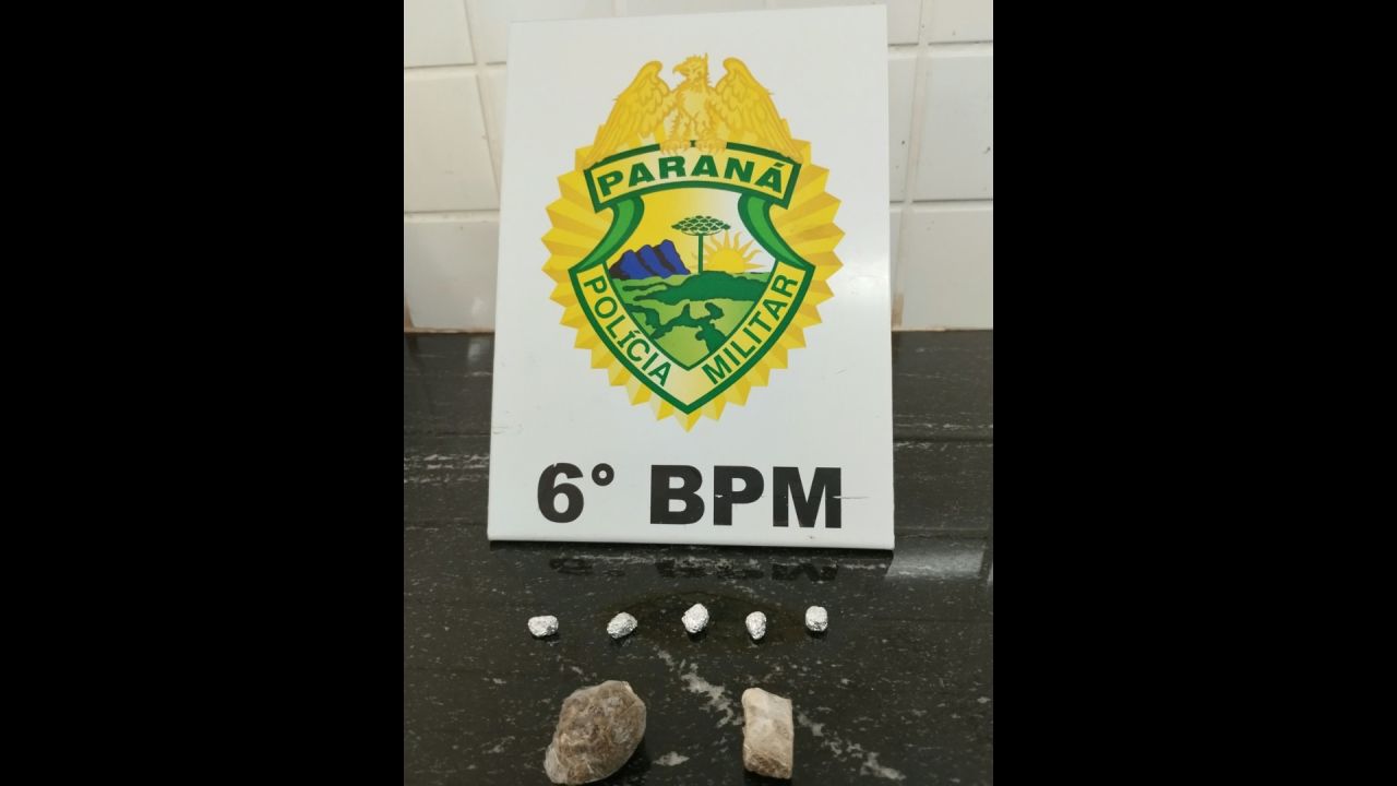 Quatro pessoas são presas por suspeita de tráfico de drogas em ponto de ônibus em Cascavel