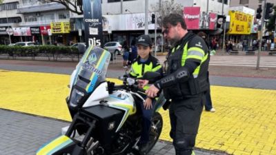 Com uniforme e apito, crianças assumem o papel de agentes no Pequeno Educador de Trânsito