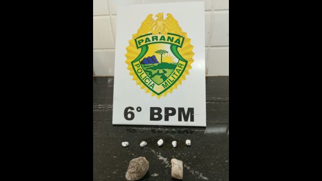 Quatro pessoas são presas por suspeita de tráfico de drogas em ponto de ônibus em Cascavel