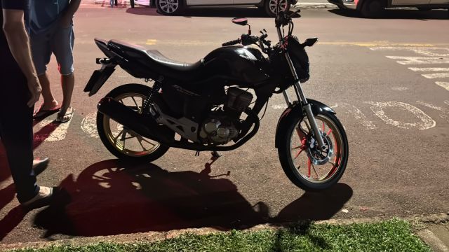 Motociclista fica ferido após atingir porta de Duster no bairro Coqueiral, em Cascavel