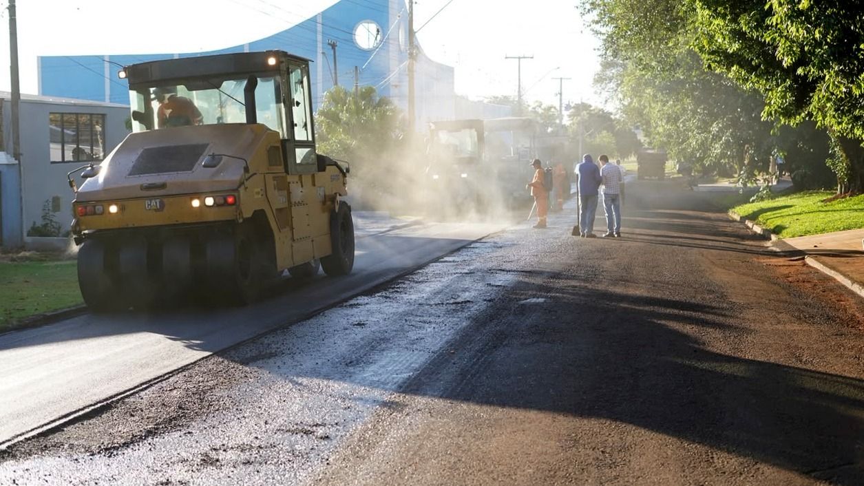 Imagem referente a notícia: Prefeitura de Cascavel faz força-tarefa para recuperar asfalto com frentes de trabalho de reperfilamento e tapa-buracos