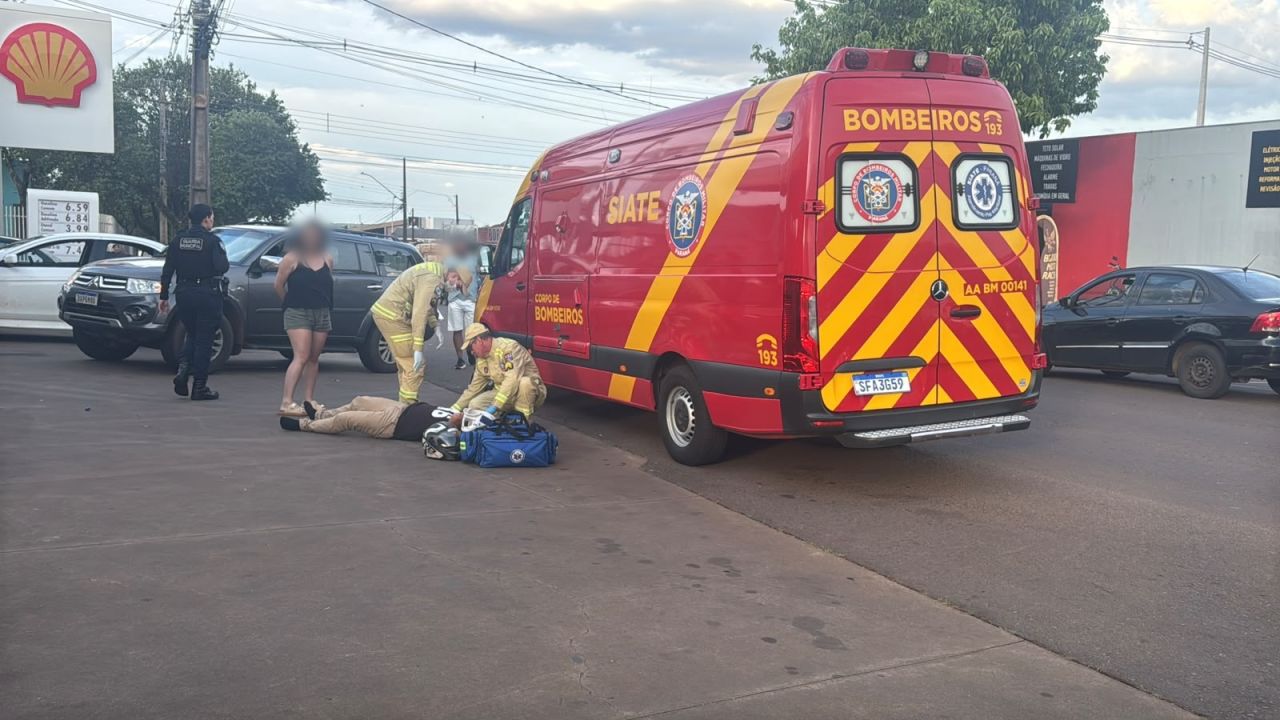 Motociclista de 33 anos fica ferido após colisão entre carro e moto em Cascavel