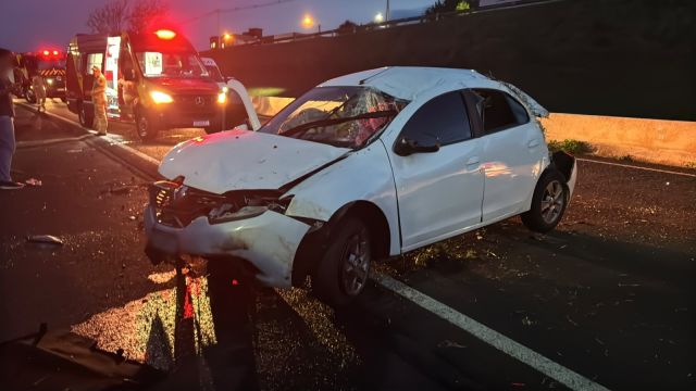 Renault Logan capota na PRC-467, em Cascavel, e motorista recusa encaminhamento ao hospital