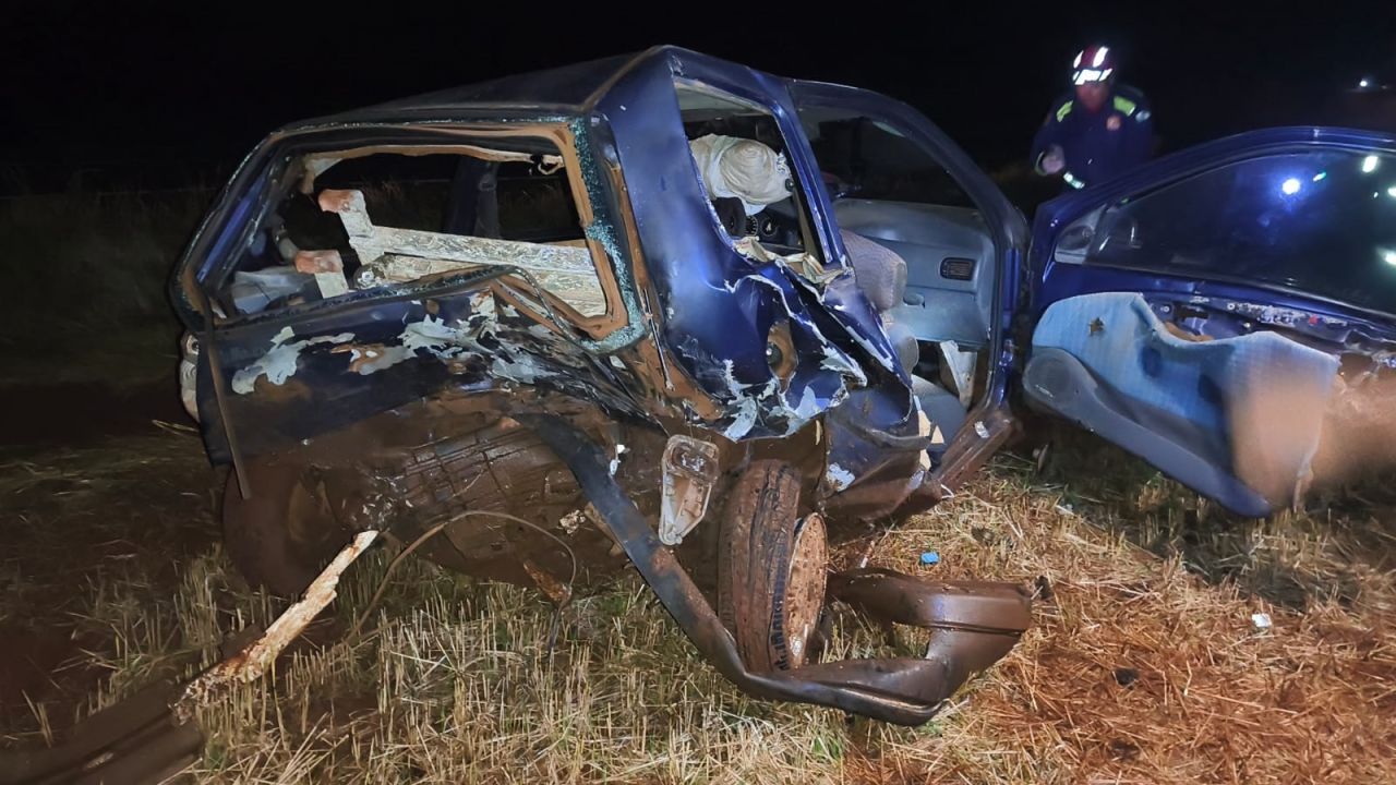 Colisão entre Vectra e Palio deixa veículos destruídos e mobiliza equipes na PR-473 em Quedas do Iguaçu