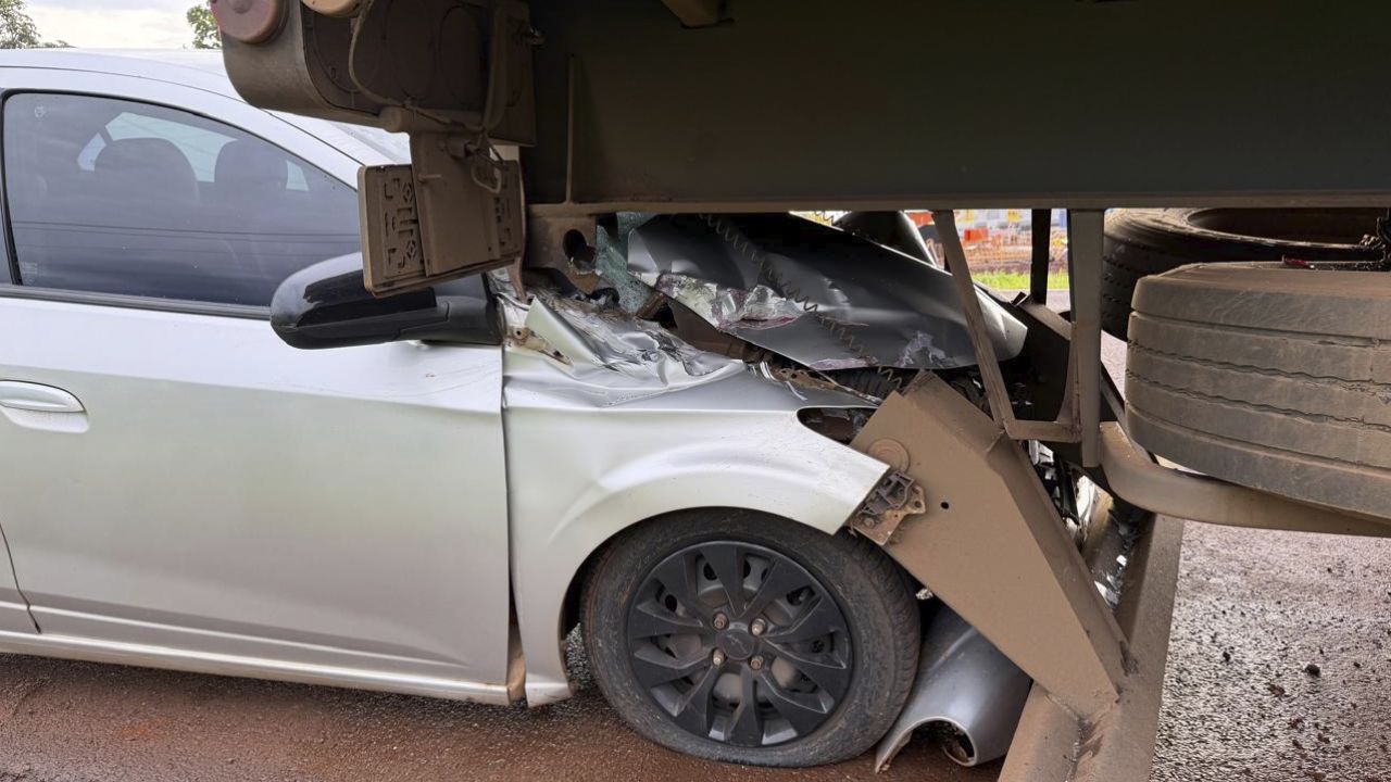 Carro fica preso em carreta após colisão na BR-369, em Corbélia