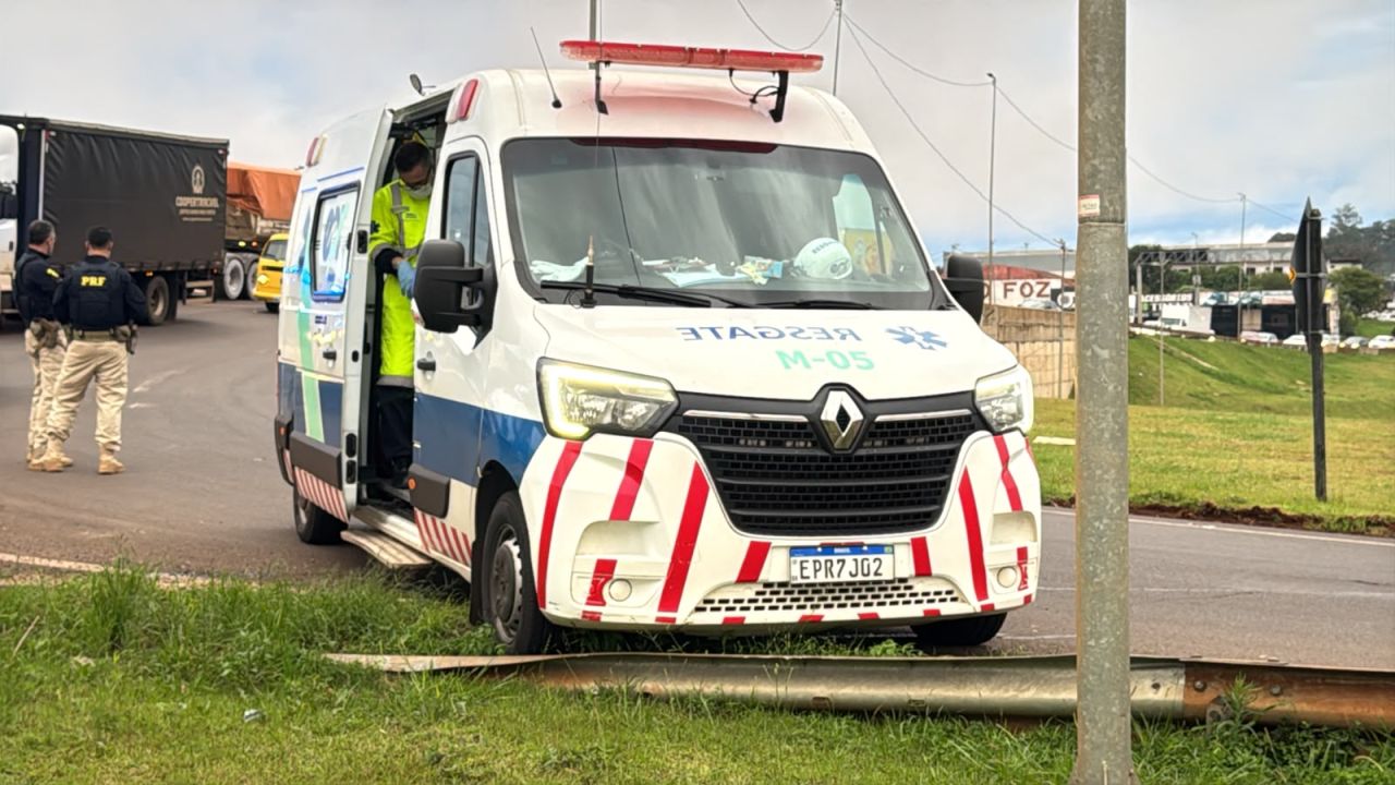 Motociclista fica ferido após colisão com Corsa e caminhão no Trevo Cataratas, em Cascavel