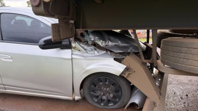 Imagem referente a notícia: Carro fica preso em carreta após colisão na BR-369, em Corbélia