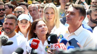 Imagem referente a notícia: Flávio Bolsonaro diz que vai manter Bolsa Família e Farmácia Popular