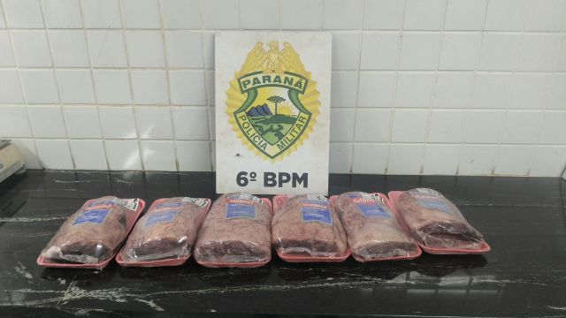 Homem tenta sair de supermercado com quase R$ 700 em carne na mochila e acaba preso em Cascavel