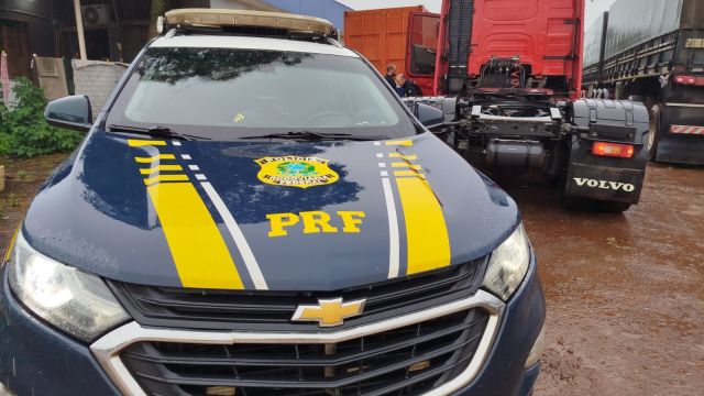 PRF recupera caminhão-trator furtado no Rio Grande do Sul e prende motorista em Cascavel