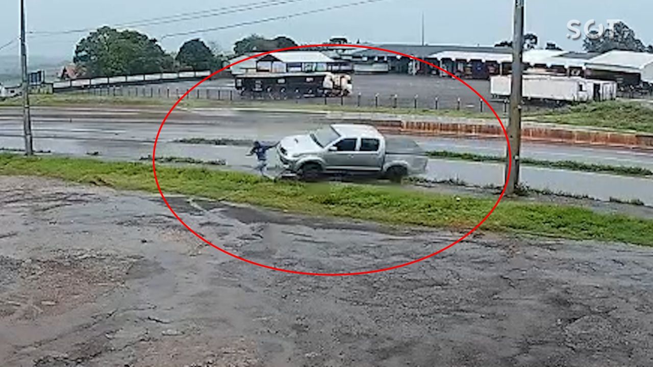 Impressionante: Ciclista escapa de atropelamento por Hilux que capotava na BR-163, em Marechal Cândido Rondon