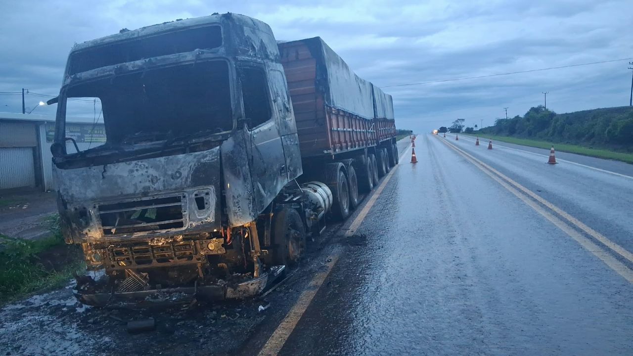 Caminhão carregado com soja pega fogo na BR-369, em Cascavel