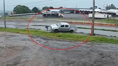 Impressionante: Ciclista escapa por pouco de Hilux que capota e atinge poste na BR-163, em Marechal Cândido Rondon