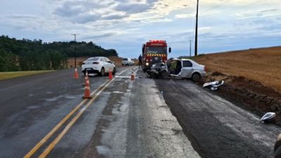 Mulher de 29 anos morre após colisão frontal entre dois carros na PR-281, em Dois Vizinhos