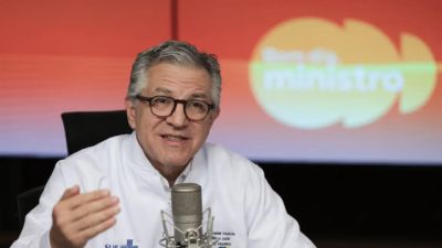 PF desmente Veja e Padilha aciona Justiça sobre fake news contra Lula