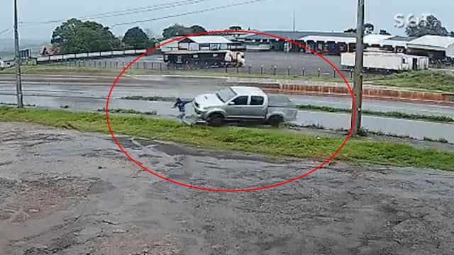 Impressionante: Ciclista escapa de atropelamento por Hilux que capotava na BR-163, em Marechal Cândido Rondon