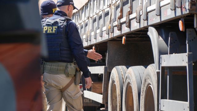 Operação Serra Segura: PRF identifica irregularidades em mais da metade dos caminhões fiscalizados no Paraná