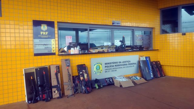 PRF apreende réplicas de armas, eletrônicos e medicamentos ilegais na BR-277 em Cascavel