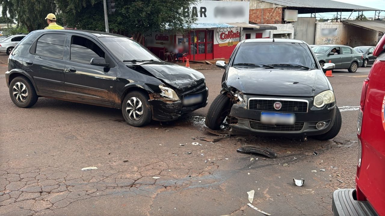 Homem fica ferido após colisão entre dois carros no bairro Periolo, em Cascavel