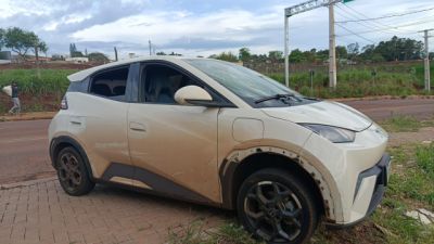 Condutor com CNH suspensa deixa local após colisão entre veículos em Cascavel