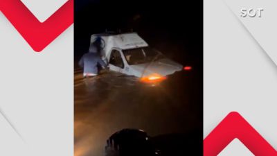 Veículo é arrastado pelas águas do Rio Lajeado Grande em Verê no sudoeste do Paraná