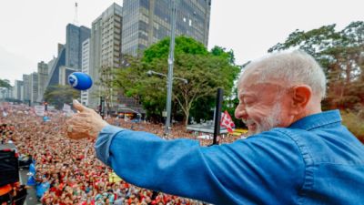 Imagem referente a notícia: Ato pela reeleição de Lula leva milhares à Avenida Paulista