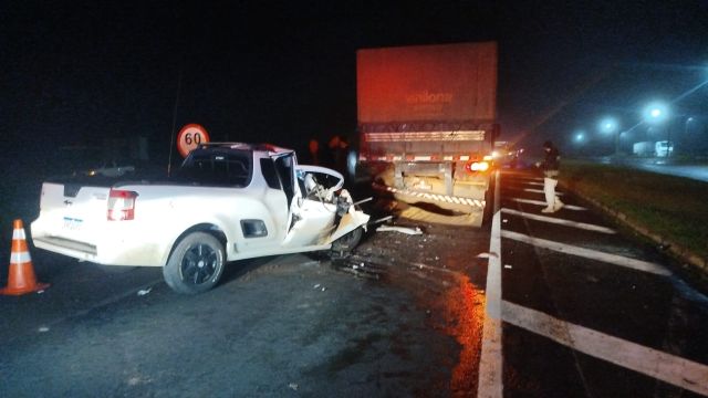 Motorista fica ferido após colidir contra veículo de carga na BR-376, em Mauá da Serra