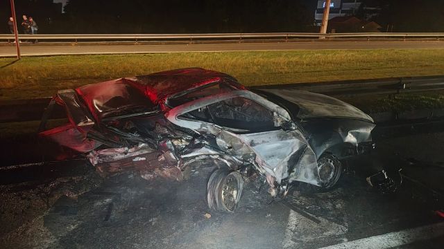Motorista morre após Gol pegar fogo em colisão traseira na BR-116; motorista do carro causador foi localizado pela PRF