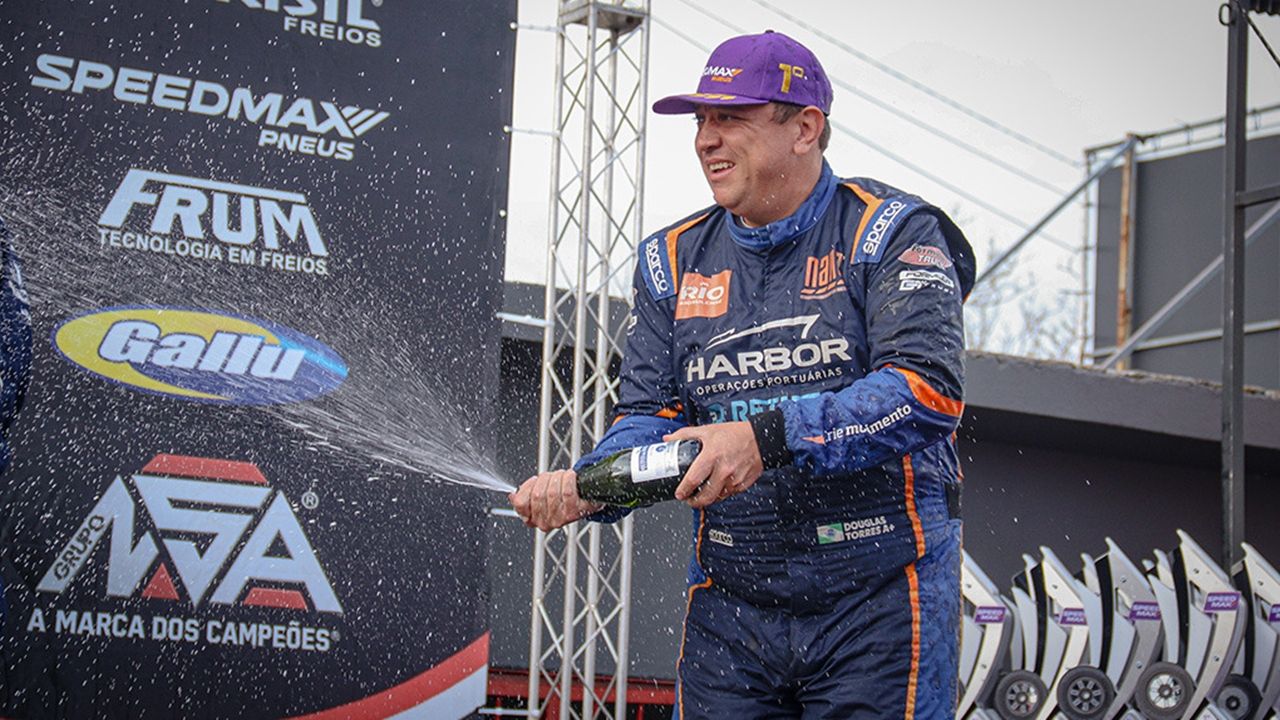 Douglas Torres volta à liderança da F-Truck com vitória em Porto Alegre