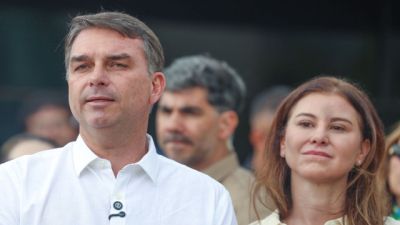 Imagem referente a notícia: Flávio Bolsonaro participa de missa na Catedral de Brasília