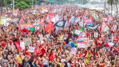 Milhares ocupam Copacabana em ato pela democracia e em apoio a Lula