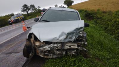 Corsa bate contra carreta carregada com grãos na BR-277, em Cascavel