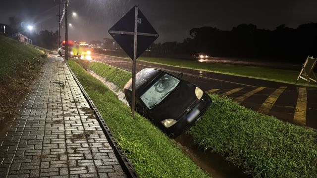 Ford Fiesta sai da pista e cai em canaleta às margens da BR-277, em Cascavel