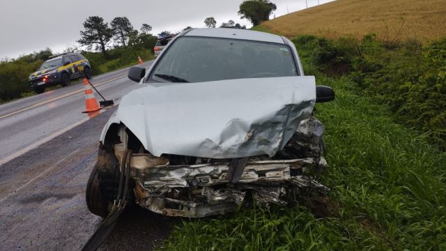 Corsa bate contra carreta carregada com grãos na BR-277, em Cascavel