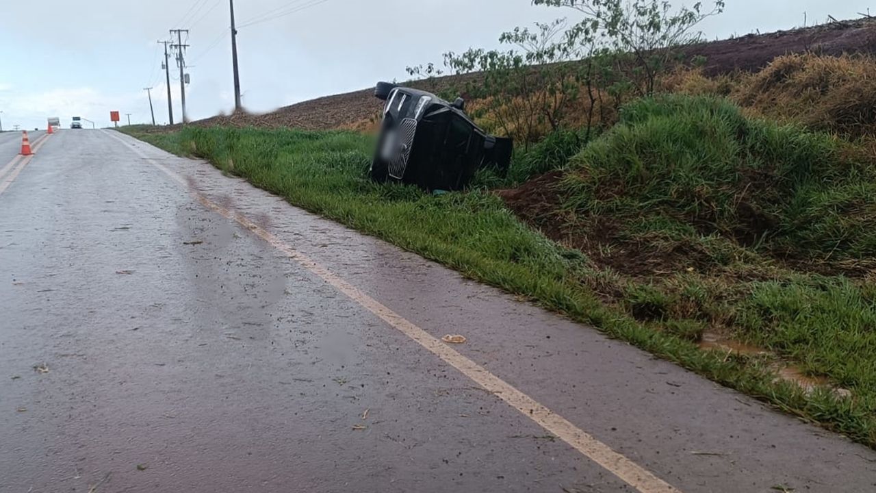Volvo XC60 capota às margens da PR-486 em Cascavel