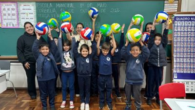 Imagem referente a notícia: Prefeitura de Corbélia entrega mais de 2,2 mil bolas para alunos em comemoração ao Dia das Crianças